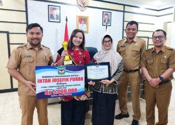 Wali Kota Pematang Siantar dr Susanti Dewayani SpA, menyambut hangat kehadiran Intan Josefin Purba, Juara I Pemuda Polopor Tingkat Nasional Bidang Inovasi dan Teknologi Tahun 2023, di rumah dinas wali kota, Jalan MH Sitorus, Kelurahan Teladan, Kecamatan Siantar Barat, Senin 30 Oktober 2023.