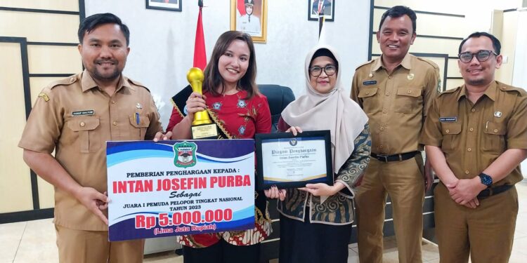 Wali Kota Pematang Siantar dr Susanti Dewayani SpA, menyambut hangat kehadiran Intan Josefin Purba, Juara I Pemuda Polopor Tingkat Nasional Bidang Inovasi dan Teknologi Tahun 2023, di rumah dinas wali kota, Jalan MH Sitorus, Kelurahan Teladan, Kecamatan Siantar Barat, Senin 30 Oktober 2023.