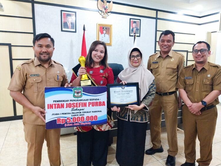 Wali Kota Pematang Siantar dr Susanti Dewayani SpA, menyambut hangat kehadiran Intan Josefin Purba, Juara I Pemuda Polopor Tingkat Nasional Bidang Inovasi dan Teknologi Tahun 2023, di rumah dinas wali kota, Jalan MH Sitorus, Kelurahan Teladan, Kecamatan Siantar Barat, Senin 30 Oktober 2023.