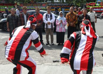 Wali Kota Pematang Siantar, dr Susanti Dewayani, didampingi jajaran Korps Himapsi memasuki arena kegiatan Simalungun Art Pestival.