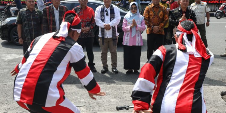 Wali Kota Pematang Siantar, dr Susanti Dewayani, didampingi jajaran Korps Himapsi memasuki arena kegiatan Simalungun Art Pestival.