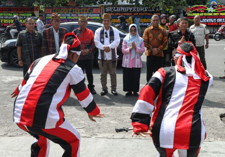 Wali Kota Pematang Siantar, dr Susanti Dewayani, didampingi jajaran Korps Himapsi memasuki arena kegiatan Simalungun Art Pestival.