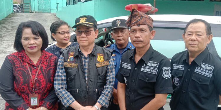 Serah terima Mobil Ambulans dari Direktur Operasional PT Vita Insani Centra Medica, dr Alvin Hoza, didampingi Direktur RS Vita Insani, dr. Maya Damanik, diterima Kepala Resor Bankom Raya Siantar-Simalungun, Muhammad Muchlis Lubis.