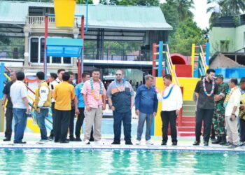 Bupati Simalungun RHS meninjau lokasi KS Barkh Water Boom dan KS Barkh Tea serta Coffee, saat gran opening, Jumat 3 November 2023.