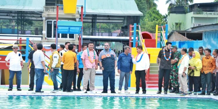Bupati Simalungun RHS meninjau lokasi KS Barkh Water Boom dan KS Barkh Tea serta Coffee, saat gran opening, Jumat 3 November 2023.