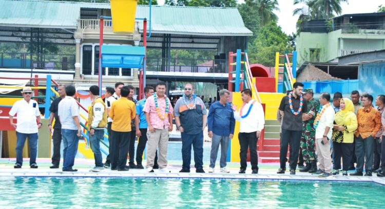 Bupati Simalungun RHS meninjau lokasi KS Barkh Water Boom dan KS Barkh Tea serta Coffee, saat gran opening, Jumat 3 November 2023.