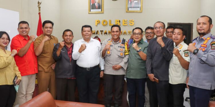 Kapolres Pematang Siantar AKBP Yogen Heroes Baruno, menerima audiensi Panitia Perayaan Natal Oikumene Tahun 2023, Senin, 20 November 2023.