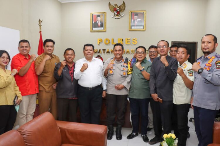 Kapolres Pematang Siantar AKBP Yogen Heroes Baruno,  menerima audiensi Panitia Perayaan Natal Oikumene Tahun 2023, Senin, 20 November 2023.