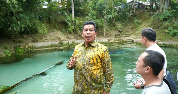 Bupati Simalungun Radiapoh Hasiholan Sinaga meninjau sumber air bersih di lokasi pemandian sungai lobang Nagori Bandar Sahkuda Kecamatan Pematang Bandar, Kebupaten Simalungun, Senin 5 Pebruari 2024.