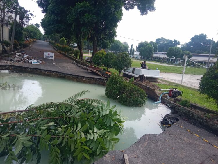 Kondisi jalan di SMK Negeri 2 Pematangsiantar, jebol karena saluran limbah pabrik yang pecah.