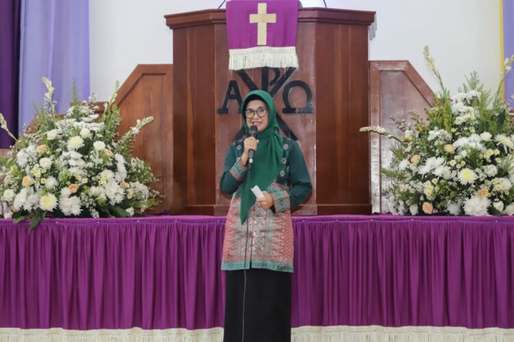Walikota Pematangsiantar, dr Susanti Dewayani, memberikan sambutan saat acara  penahbisan 10 Pendeta GKPS.
