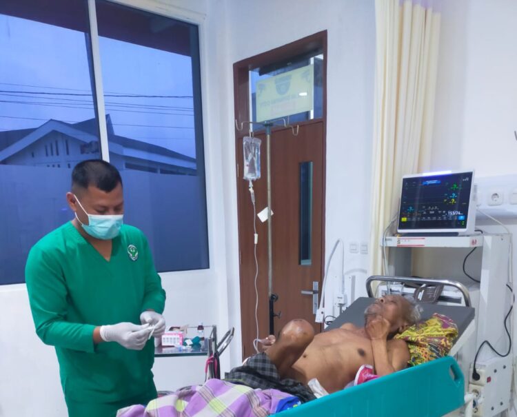 Paramedis RSUD Tuan Rondahaim Saragih Pematang Raya, memberikan perawatan kepada Justin Tampubolon.