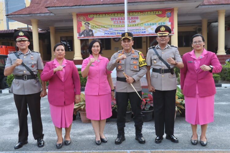 Kapolres Pematangsiantar bersama para pejabat yang melaksanakan sertijab.
