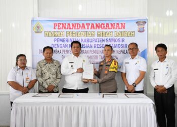 Bupati Samosir Vandiko Gultom dan Kapolres Samosir menunjukan dokumen NHPD Pemilukada yang sudah  diteken.