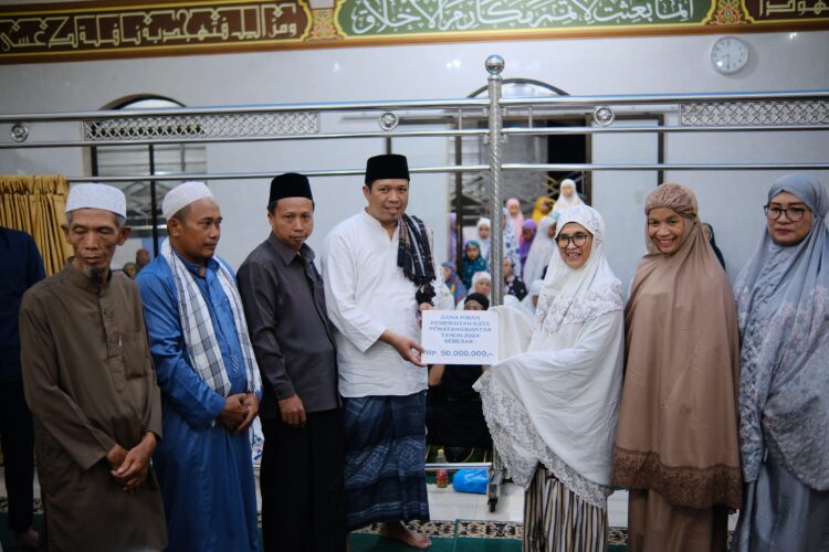 Walikota Pematangsiantar dr Susanti menyerahkan dana hibah Rp50 juta kepada pengurus Masjid Nurul Iman Jalan Rakuta Sembiring.