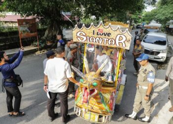 Petugas Satpol PP Pematangsiantar, mensosialisasikan jadwal operasi odong-odong.