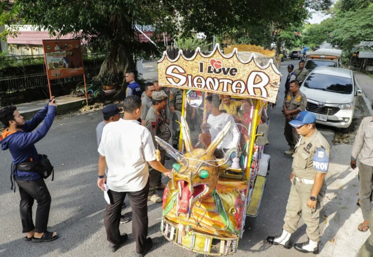 Petugas Satpol PP Pematangsiantar, mensosialisasikan jadwal operasi odong-odong.