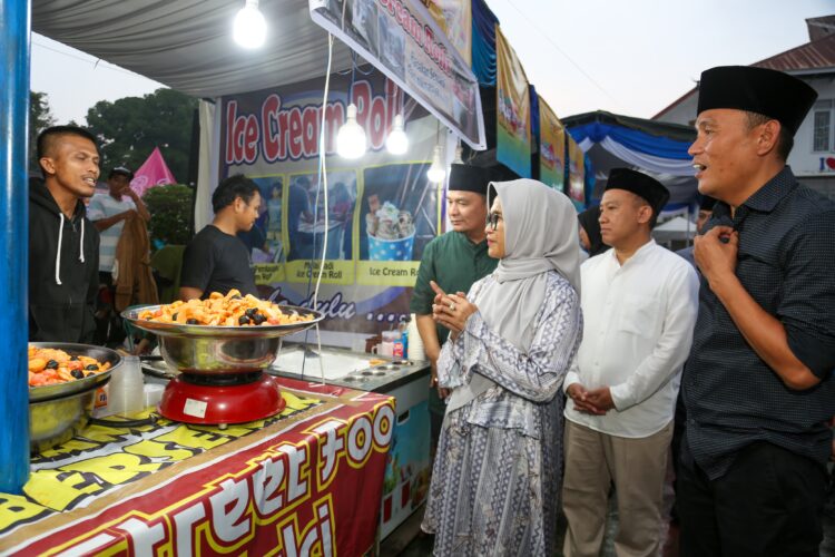 Walikota Pematangsiantar, dr Susanti Dewayani, mengunjungi stand pedagang yang ikut berpartisipasi di Ramadhan Fair 2024.