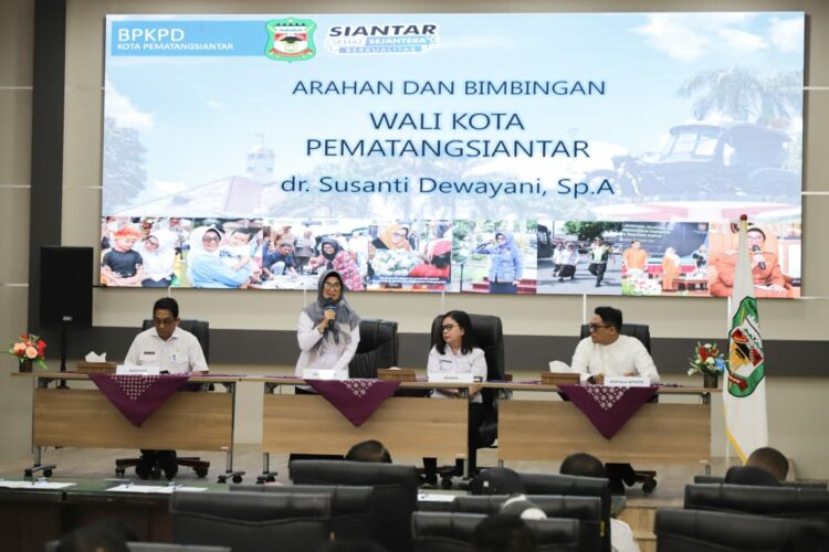 Wali Kota Pematangsiantar dr Susanti Dewayani, memberikan sambutan saat penyerahan DHKP SPPT PBB P2 Pematangsiantar.