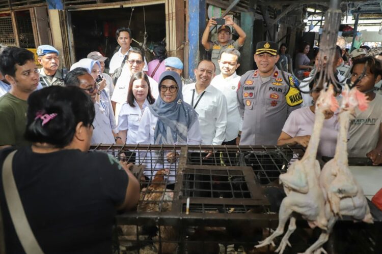 Walikota Pematang Siantar, dr Susanti Dewayani saat melakukan inspeksi mendadak  ketersediaan bahan pokok.