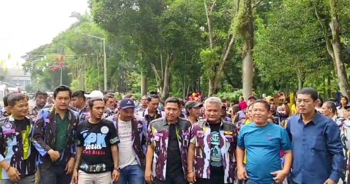Jajaran DPD IPK Pematangsiantar saat berbagi takjil di Jalan Merdeka Pematangsiantar.