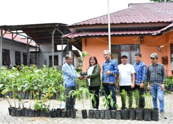 Kepala UPTD Wilayah XIII Dolok Sanggul, Esra Sardina Sinaga SP MPsi, menyerahkan bantuan bibit kepada Kepala Pelaksana BPBD Samosir Sarimpol Simanihuruk, ST di Halaman Kantor BPBD Samosir, Rabu 17 April 2024.