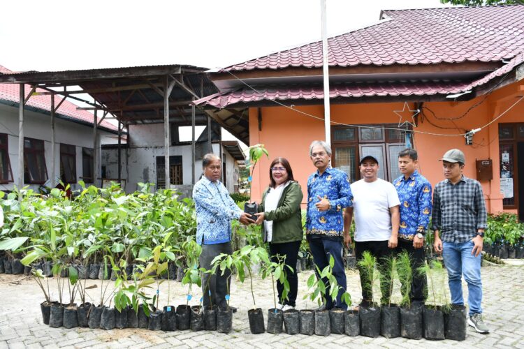 Kepala UPTD Wilayah XIII Dolok Sanggul, Esra Sardina Sinaga SP MPsi, menyerahkan bantuan bibit kepada Kepala Pelaksana BPBD Samosir Sarimpol Simanihuruk, ST di Halaman Kantor BPBD Samosir, Rabu 17 April 2024.