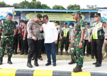 Kapolres Simalungun AKBP Choky Sentosa Meliala dan Bupati Simalungun Radiapoh Hasiholan Sinaga, saat mengunjungi Pos Pengamanan Idul Fitri di depan Gerbang Jalan Tol Sinaksak Kecamatan Tapian Dolok, Simalungun.