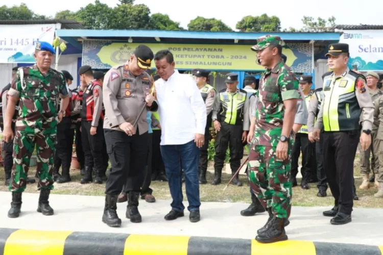 Kapolres Simalungun AKBP Choky Sentosa Meliala dan Bupati Simalungun Radiapoh Hasiholan Sinaga, saat mengunjungi Pos Pengamanan Idul Fitri di depan Gerbang Jalan Tol Sinaksak Kecamatan Tapian Dolok, Simalungun.