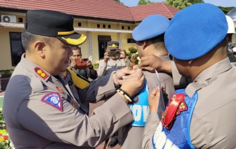 AKBP Choky Sentosa Meliala memasang tanda Operasi Ketupat Toba 2024 di pundak personel pengamanan Idul Fitri.