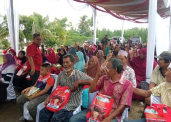 Delpin Barus ST saat kegeiatan penyebarluasan Ideologi Pancasila dan Penguatan Wawasan Kebangsaan di Desa Mariah Padang, Kecamatan Tebing Tinggi.