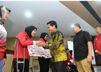 Pj Gubernur Sumut, Hasanuddin menyerahkan tali asih kepada atlet disabelitas yang berprestasi.