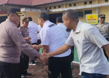 Kapolres AKBP Choky Sentosa Meliala, menyambut salaman dari personel polisi pada acara halal bihalal.