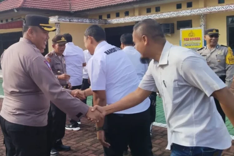 Kapolres AKBP Choky Sentosa Meliala, menyambut salaman dari personel polisi pada acara halal bihalal.