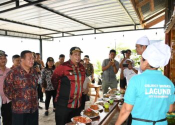 Bupati Samosir Vandiko T Gultom, saat mengunjungi peserta pelatihan kuliner di Objek Wisata Lagundi.