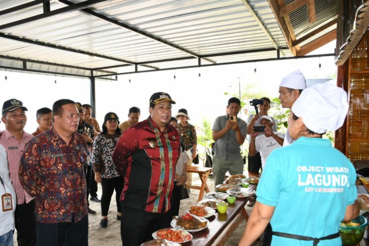 Bupati Samosir Vandiko T Gultom, saat mengunjungi peserta pelatihan kuliner di Objek Wisata Lagundi.