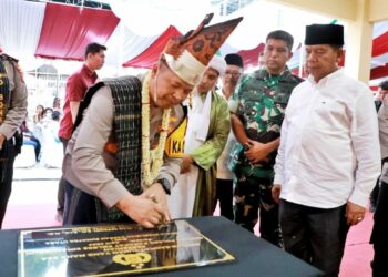 Kapolda Sumut, Irjen Pol Agung Setya Iman Efendi, menandatangani prasasti peresmian Mako Polsek Parapat.