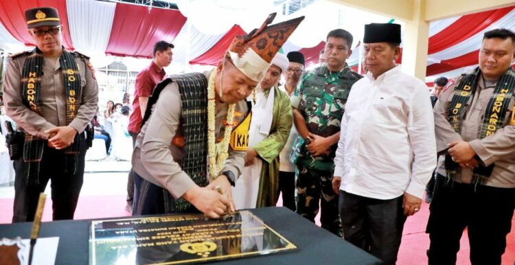 Kapolda Sumut, Irjen Pol Agung Setya Iman Efendi, menandatangani prasasti peresmian Mako Polsek Parapat.