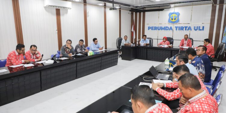 Walikota Pematangsiantar, dr Susanti Dewayani, saat rapat bersama jajaran Perumda Tirtauli.