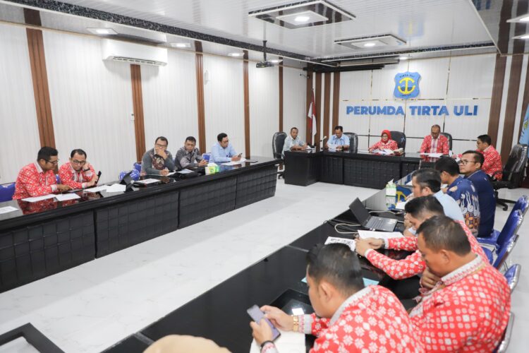 Walikota Pematangsiantar, dr Susanti Dewayani, saat rapat bersama jajaran Perumda Tirtauli.