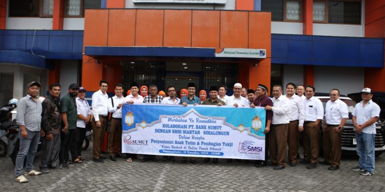 Jajaran PT Bank Sumut Pematangsiantar dan SMSI, foto bersama sebelum pembagian takjil.