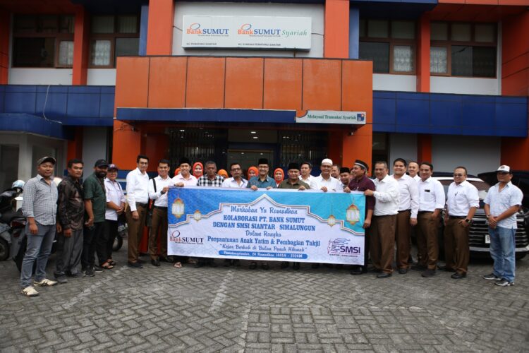 Jajaran PT Bank Sumut Pematangsiantar dan SMSI, foto bersama sebelum pembagian takjil.