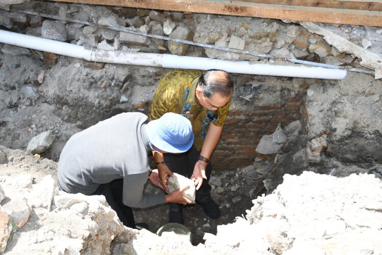 Wakil Bupati Samosir Martua Sitanggang meletakan batu pertama pembangunan rumah pelayanan.