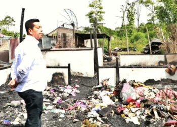 Bupati Simalungun, RHS, saat meninjau lokasi kebakaran di Tigarunggu.