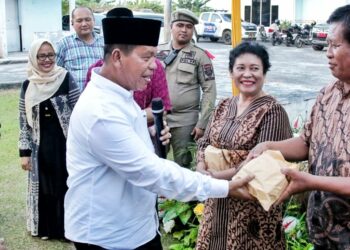 Bupati Simalungun, RHS, saat memberikan bingkisan lebaran kepada pegawai PDAM Tirta Lihou.