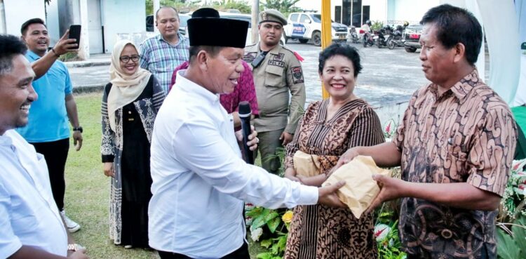 Bupati Simalungun, RHS, saat memberikan bingkisan lebaran kepada pegawai PDAM Tirta Lihou.