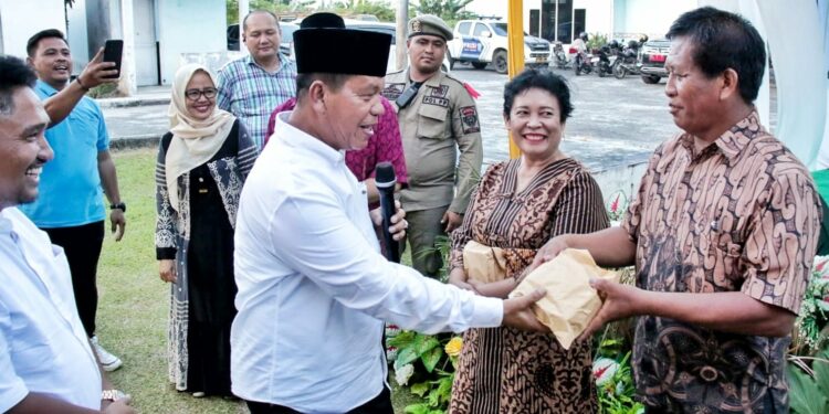 Bupati Simalungun, RHS, saat memberikan bingkisan lebaran kepada pegawai PDAM Tirta Lihou.