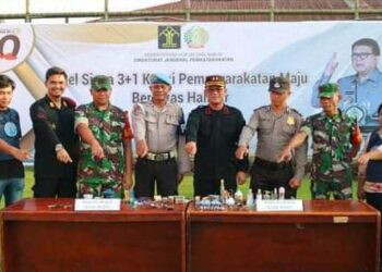 Jajaran Lapas Kelas IIA Pematangsiantar dan perwakilan TNI-Polri, menunjukkan barang yang ditemukan saat razia.