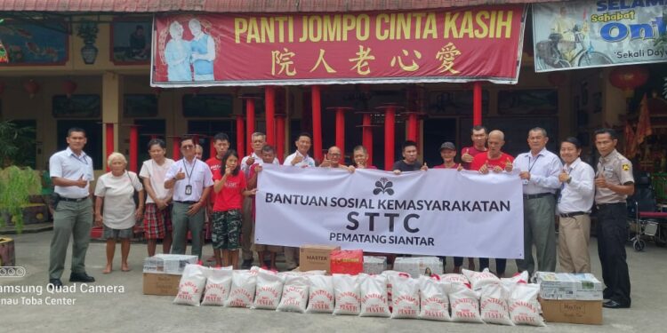 Perwakilan Manajemen PT STTC saat memberikan bantuan kepada panti jompo di Tebing Tinggi.