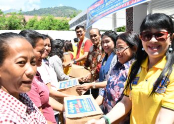 Wakil Bupati Samosir Martua Sitanggang dan jajaran Lions Club, memberi bantuan kepada masyarakat.